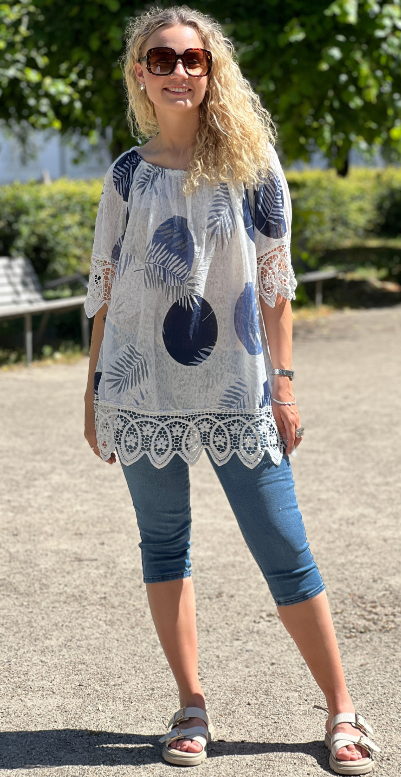 Ivalo bluse med bladmotiv og bred blondekant navy LikeLondon