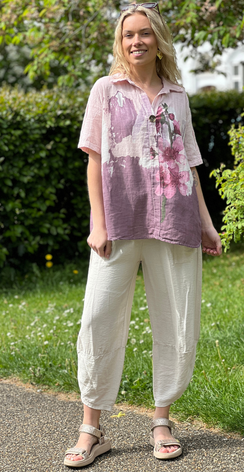 Gina bluse med blomsterprint og v-hals rosa LikeLondon