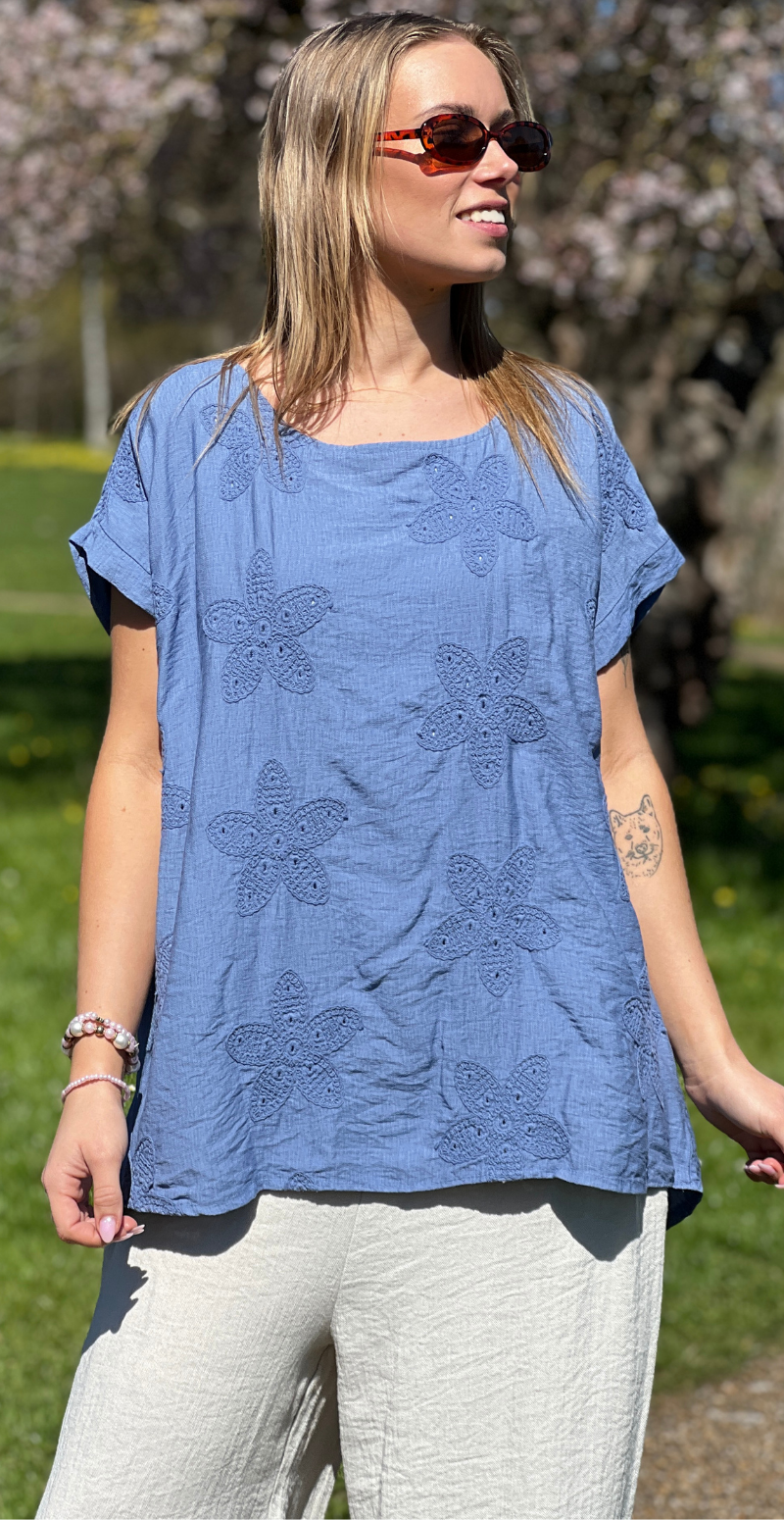 Zrita bluse med korte ærmer og hæklede blomster denim LikeLondon
