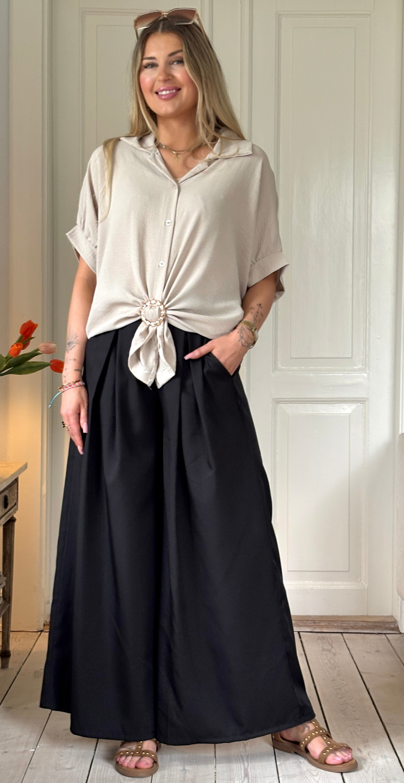 Barbara kortærmet skjortebluse med knudedetalje og spænde sand LikeLondon