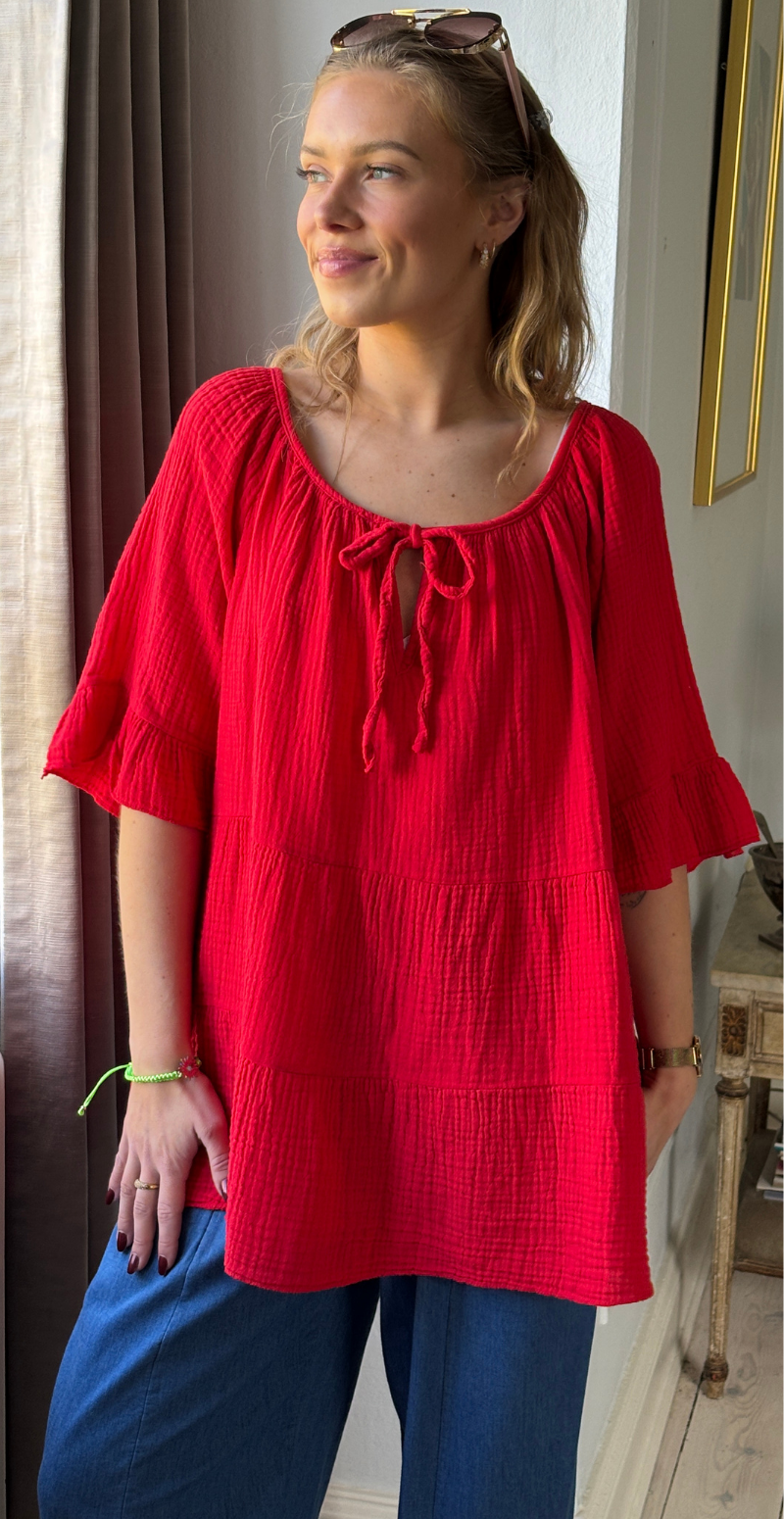 Marilyn bluse med bred halsudskæring og bindebånd rød LikeLondon