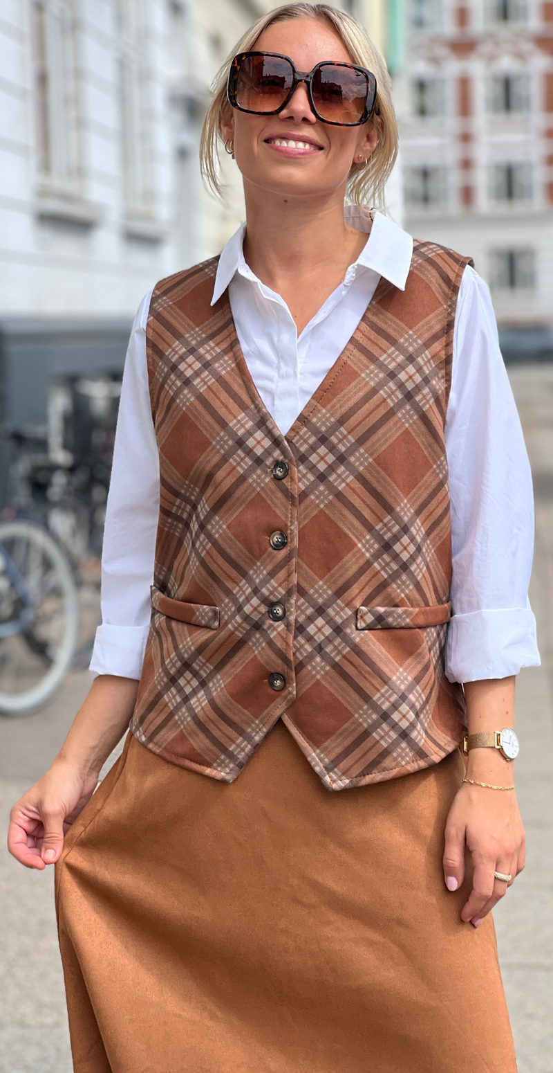 Marley ternet vest knapper fortil og v-hals camel LikeLondon