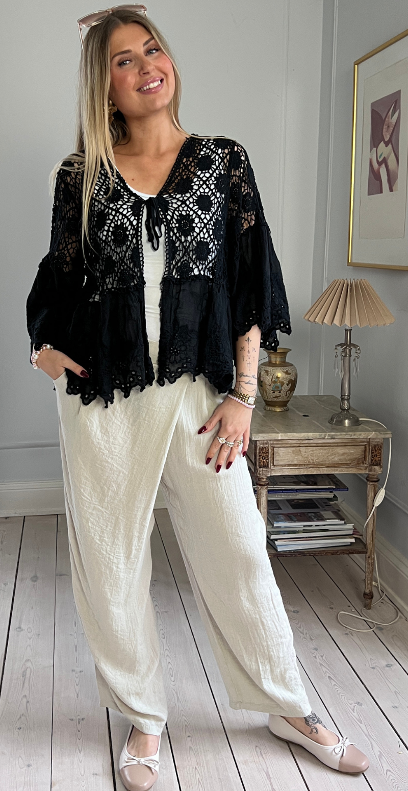 Carma hæklet bluse med blonder og bindelukning sort LikeLondon