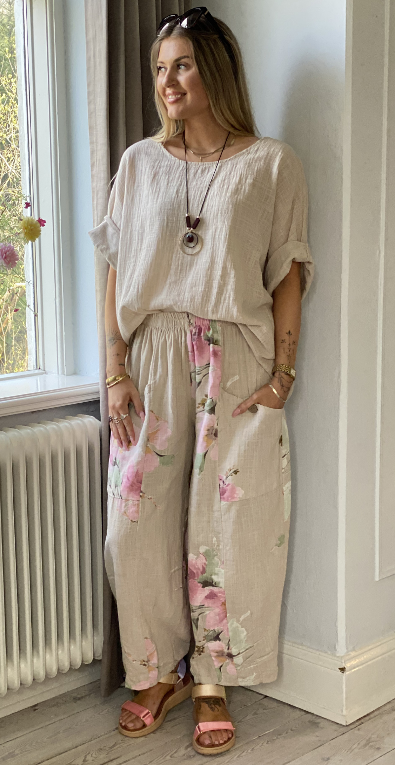 Forudbestil uge 18 Gwen bukser med blomsterprint og lommer beige LikeLondon