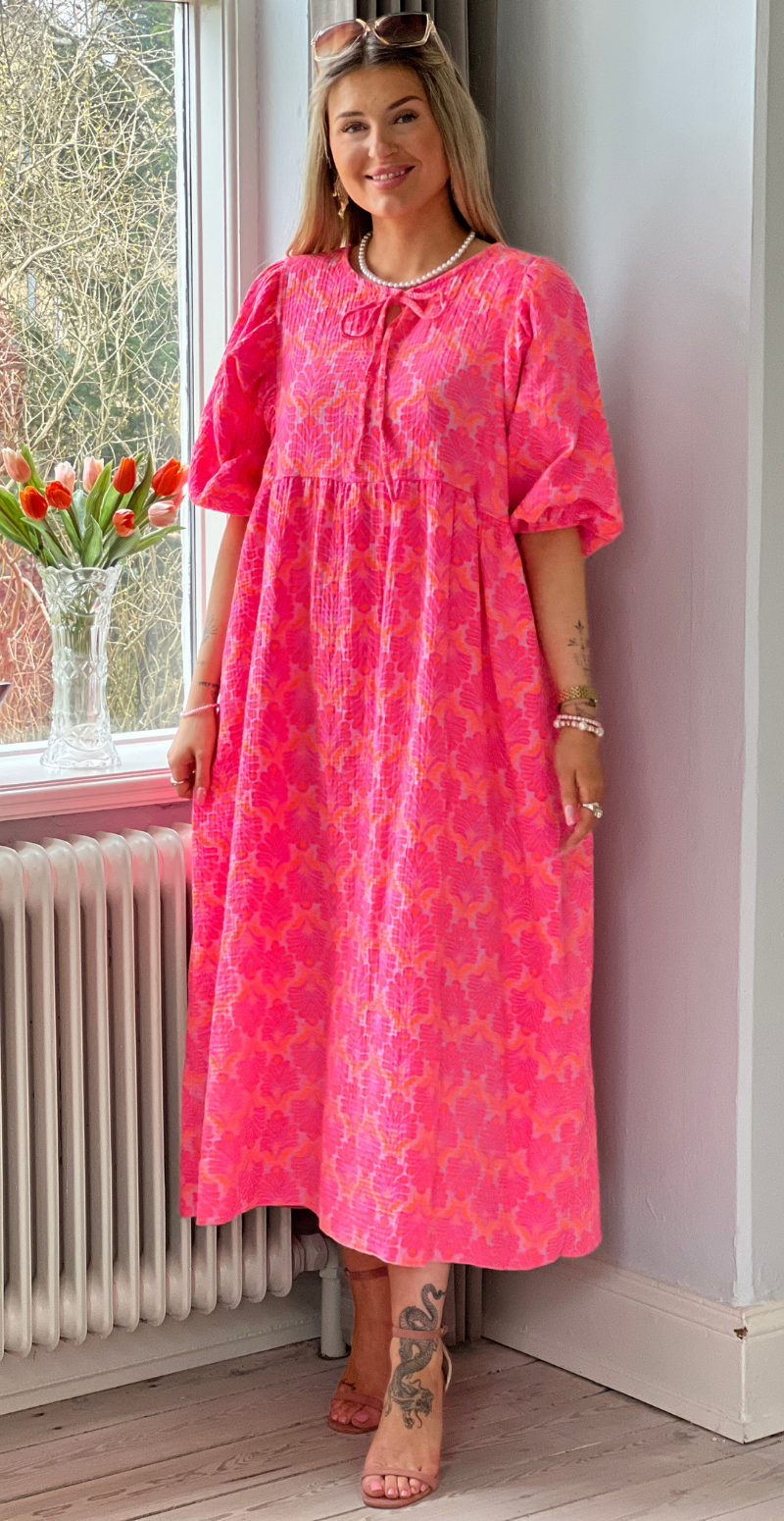 Pauline kjole i musselin orange/fuxia LikeLondon