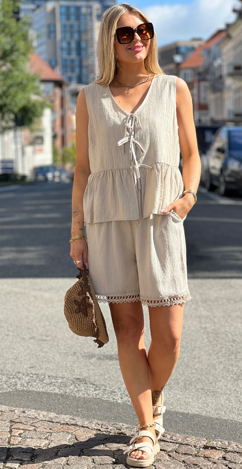 Regina top med bindebånd beige LikeLondon
