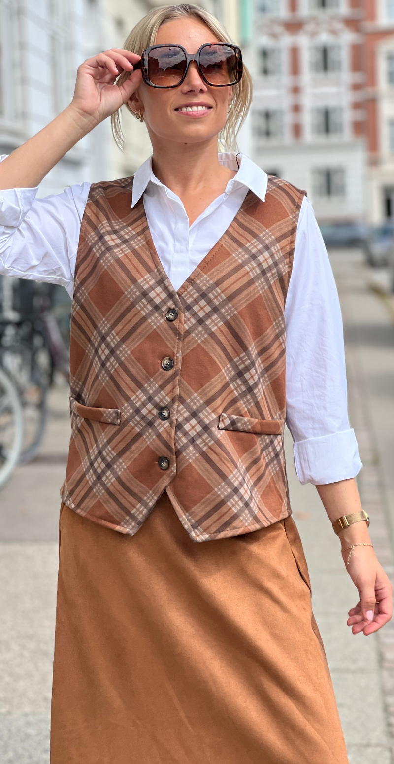 Marley ternet vest knapper fortil og v-hals camel LikeLondon