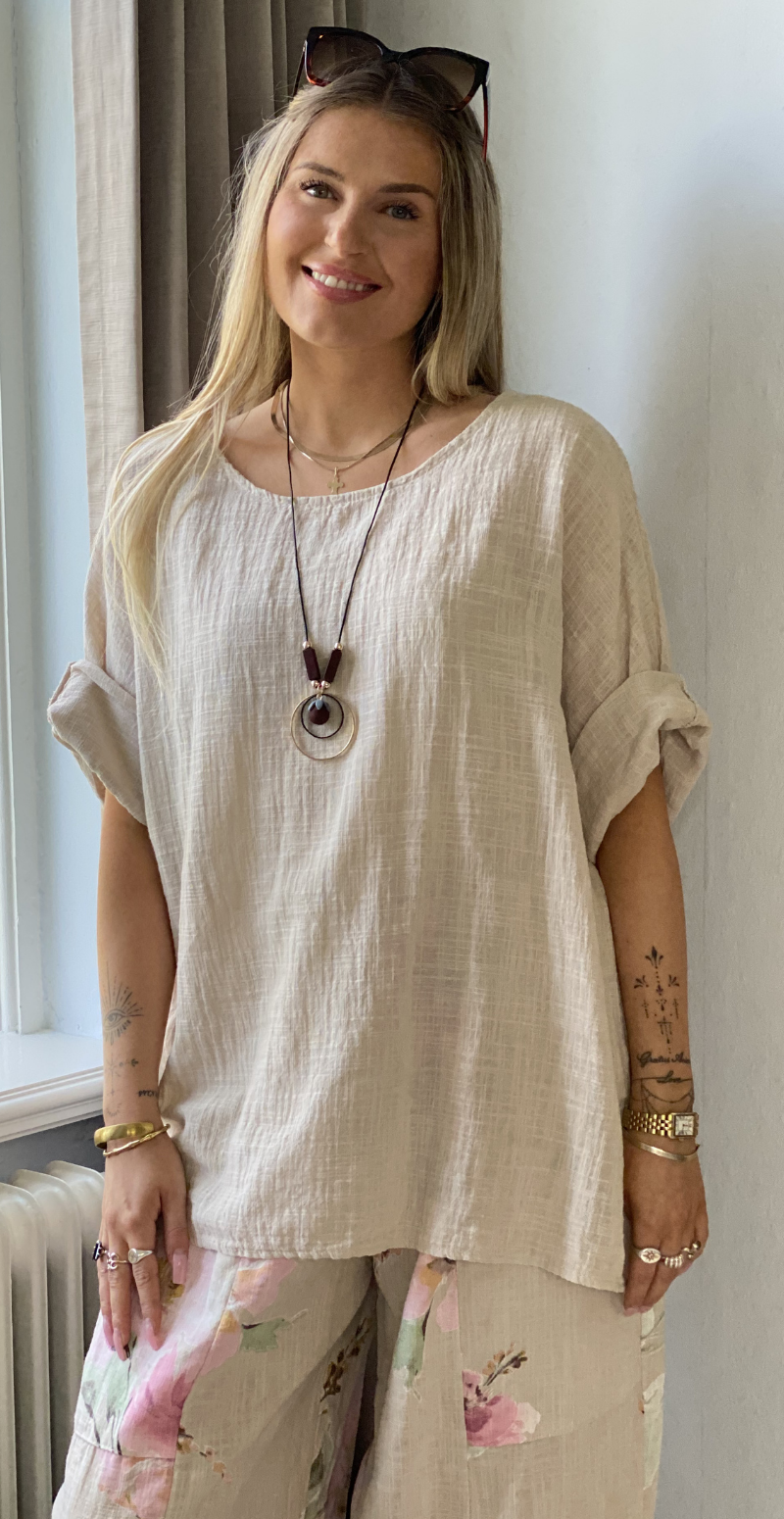 Alida bluse med vidde og halskæde beige LikeLondon