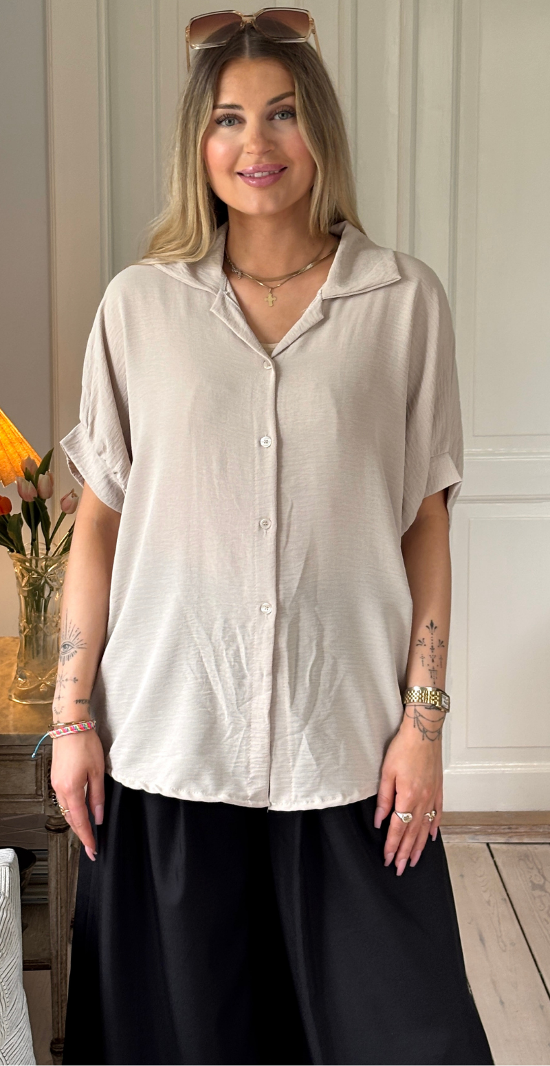 Barbara kortærmet skjortebluse med knudedetalje og spænde sand LikeLondon