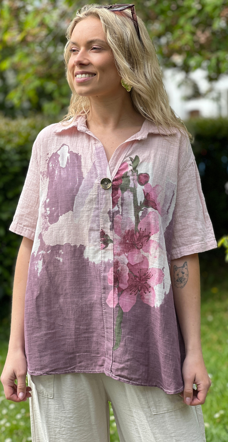 Gina bluse med blomsterprint og v-hals rosa LikeLondon