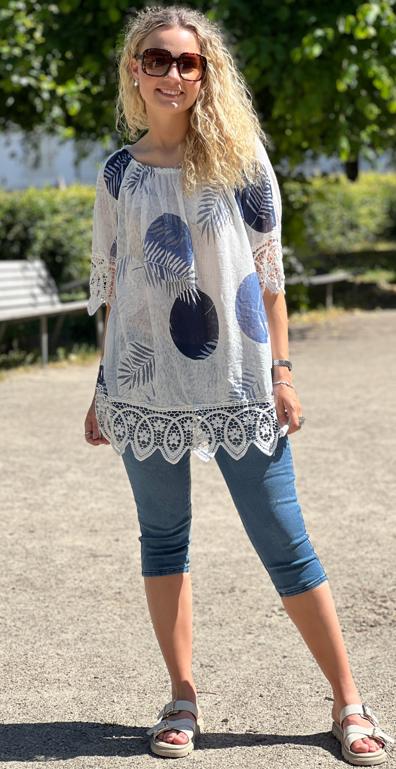 Ivalo bluse med bladmotiv og bred blondekant navy LikeLondon