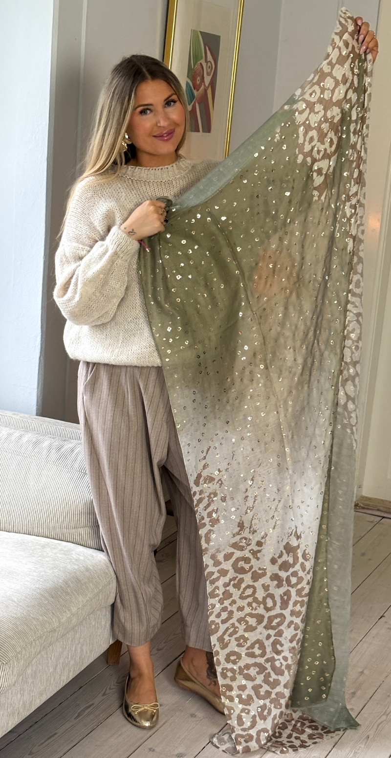 Tørklæde med leopardmønster og gulddetaljer khaki LikeLondon