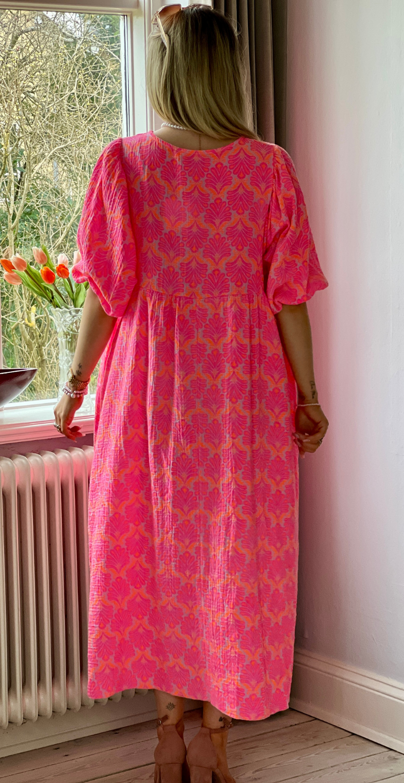 Pauline kjole i musselin orange/fuxia LikeLondon