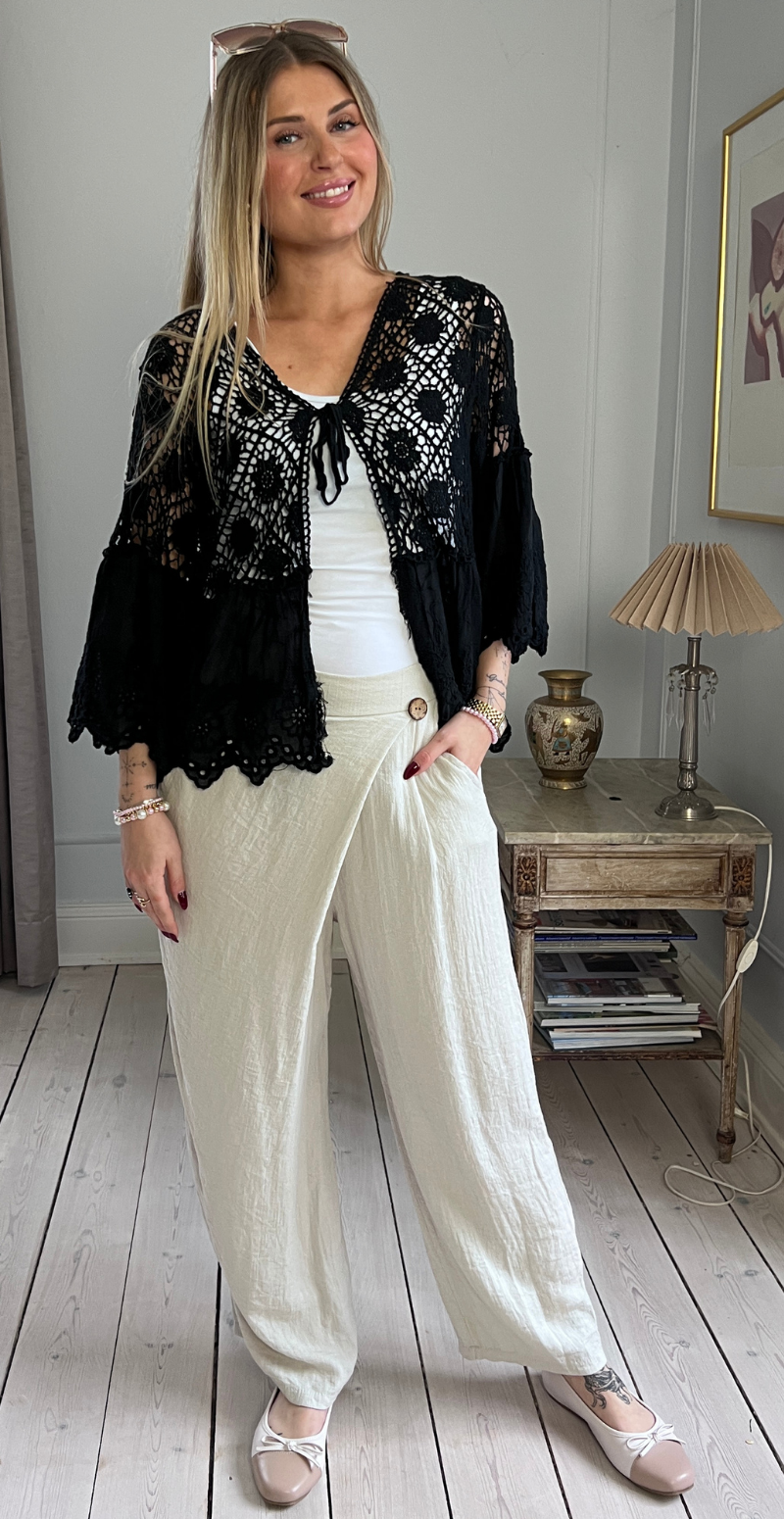 Carma hæklet bluse med blonder og bindelukning sort LikeLondon