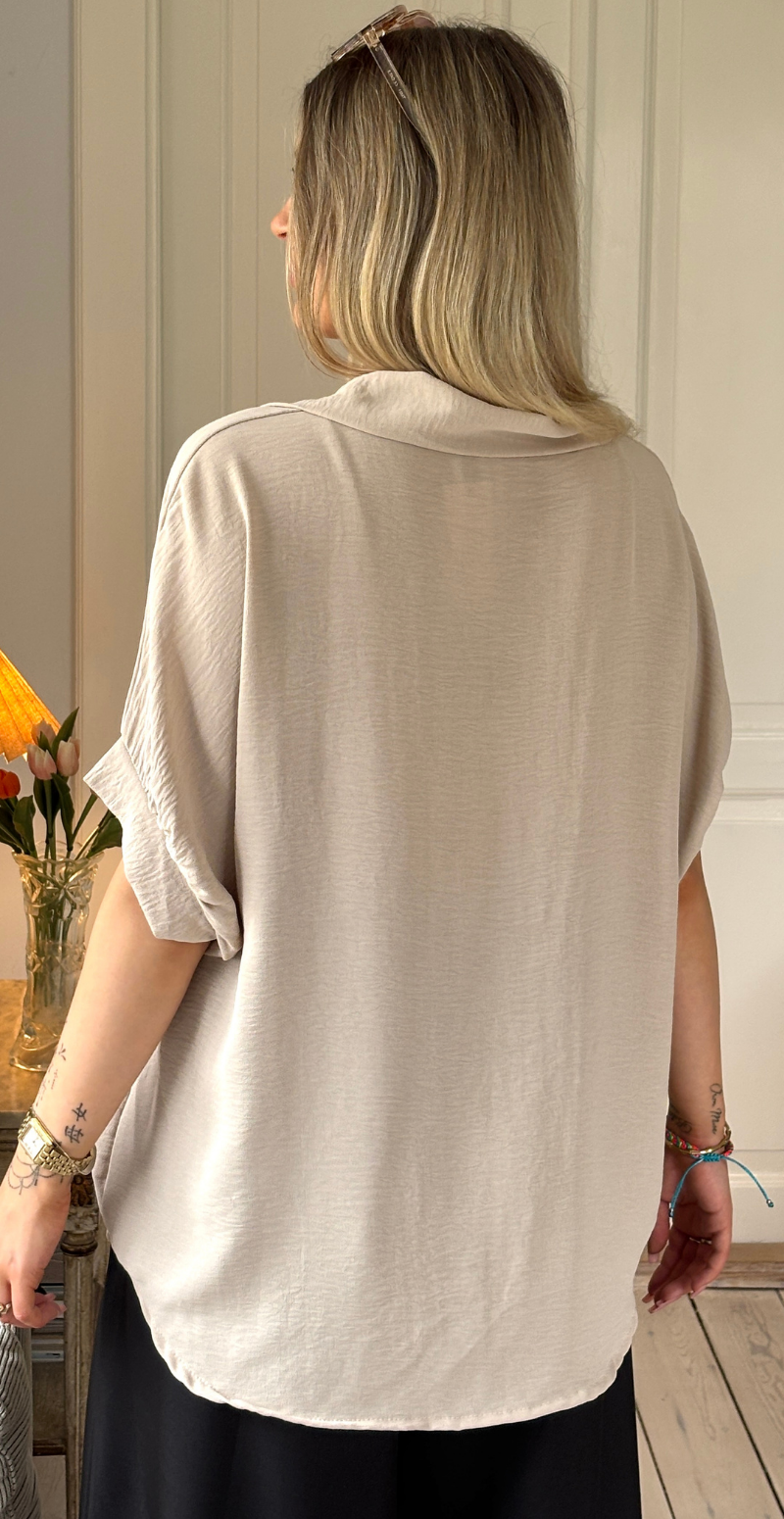 Barbara kortærmet skjortebluse med knudedetalje og spænde sand LikeLondon