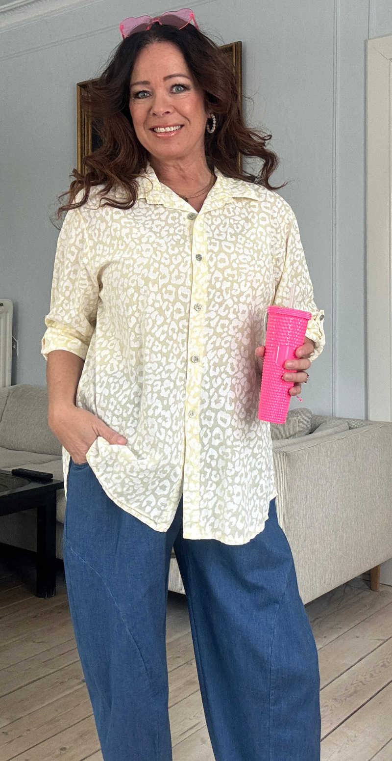 Piper skjorte med perlemorsknapper og leoprint gul LikeLondon