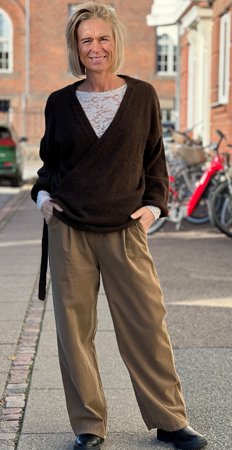 Ane cardigan i uld med slå om detalje brun LikeLondon