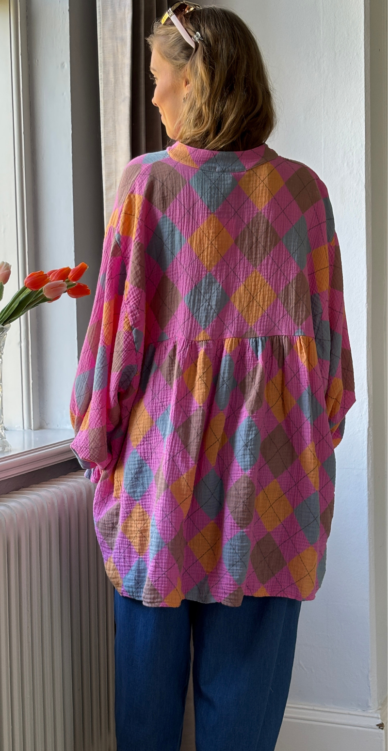 Frida mønstret bluse i musselin med vidde og overskæring pink/rombi LikeLondon