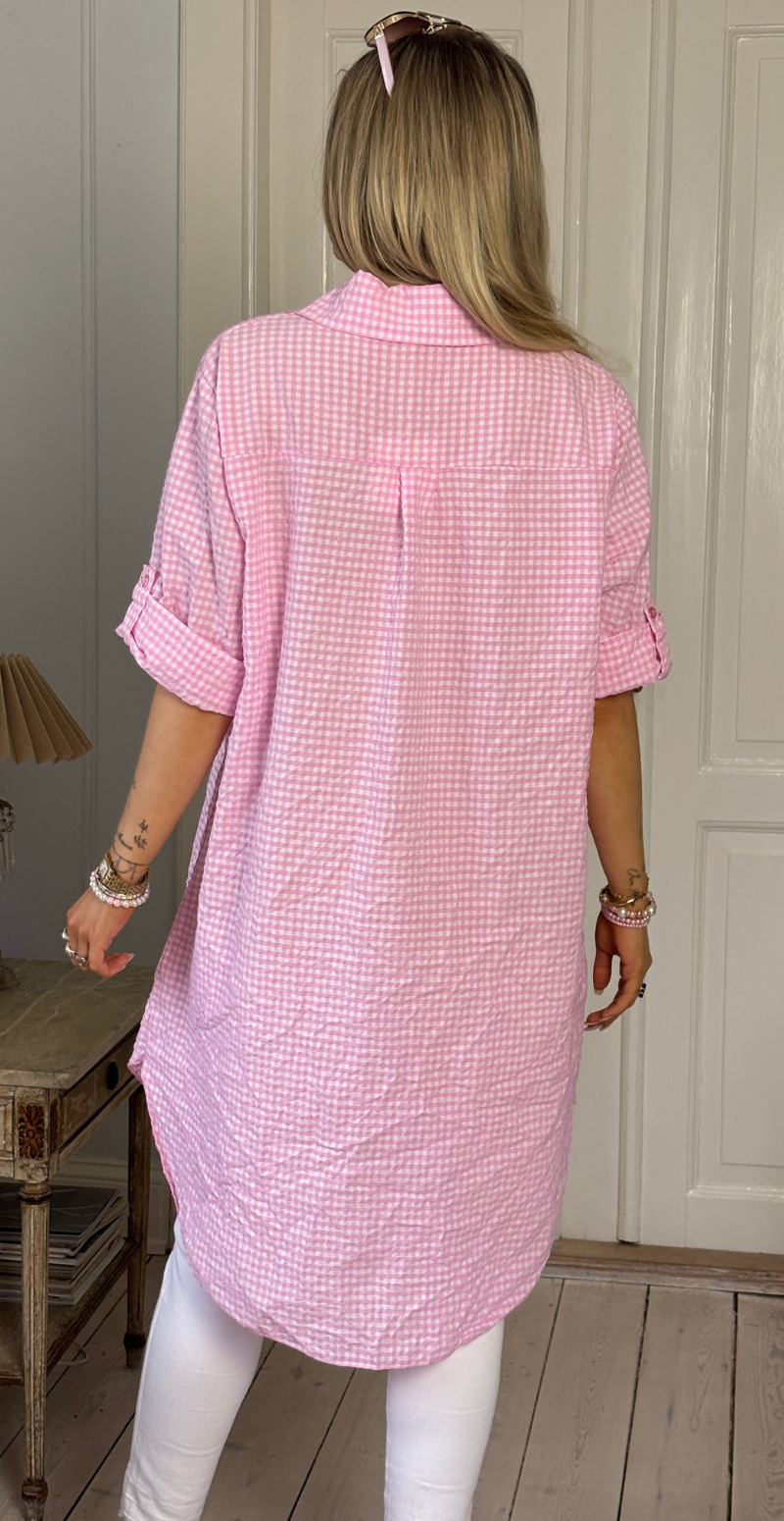 Nikita skjortetunika med krepp og små tern pink LikeLondon