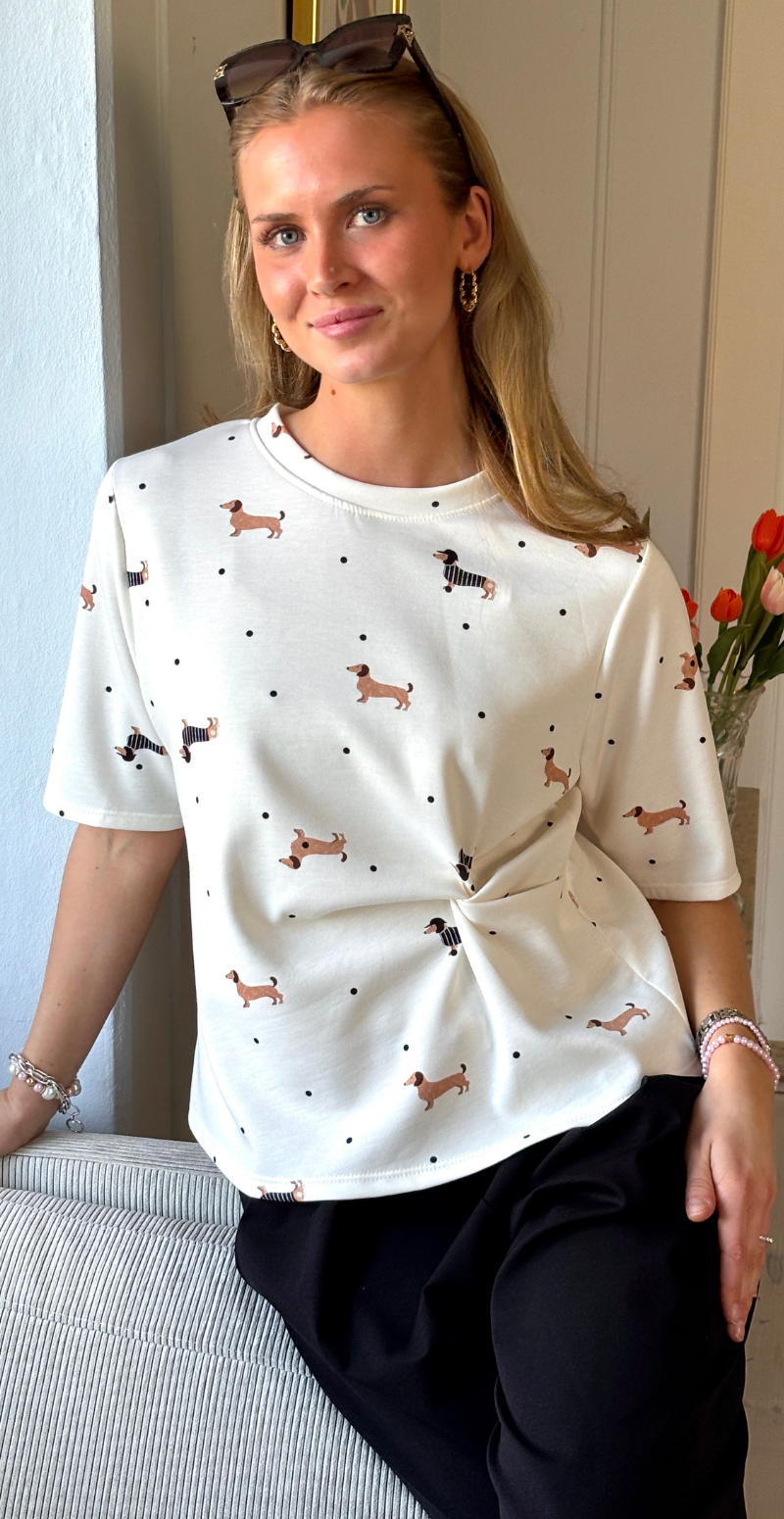 Bea kortærmet bluse med hundemotiv creme LikeLondon