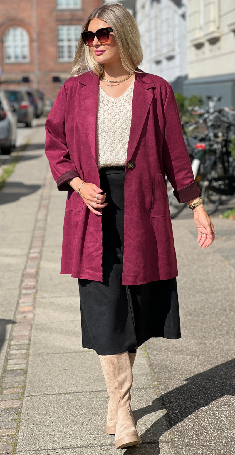 Kamella mellemlang jakke i ruskindslook wine LikeLondon