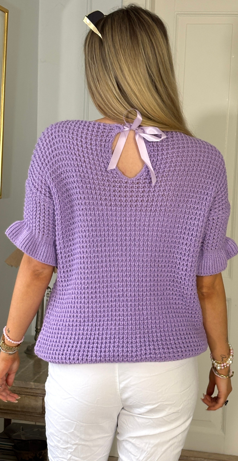 Forudbestil uge 9 Chia strikbluse med kort flæseærme lilla LikeLondon