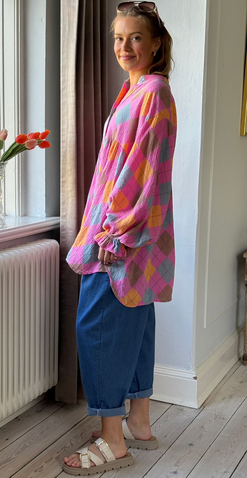 Frida mønstret bluse i musselin med vidde og overskæring pink/rombi LikeLondon