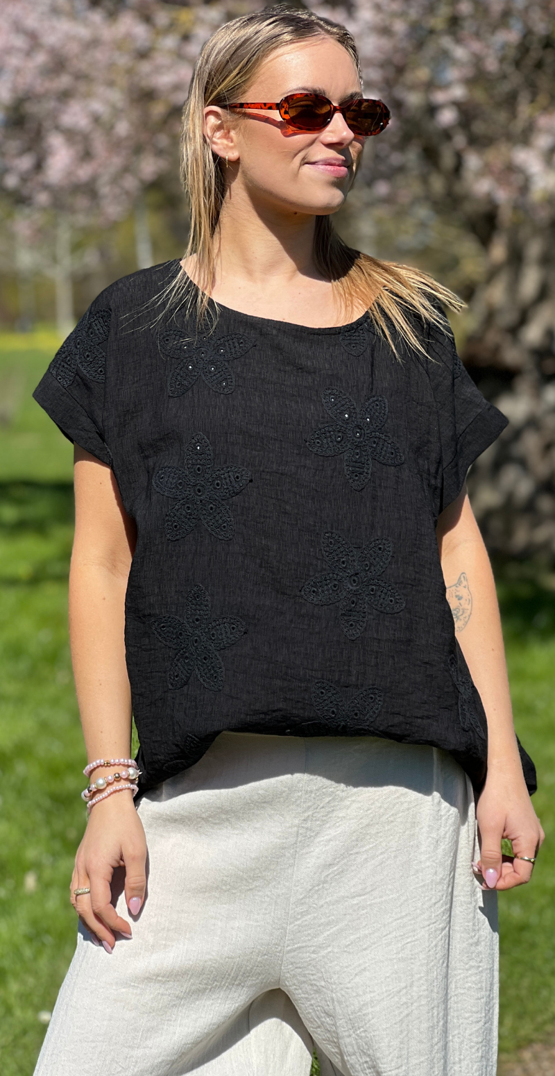 Zrita bluse med korte ærmer og hæklede blomster sort LikeLondon