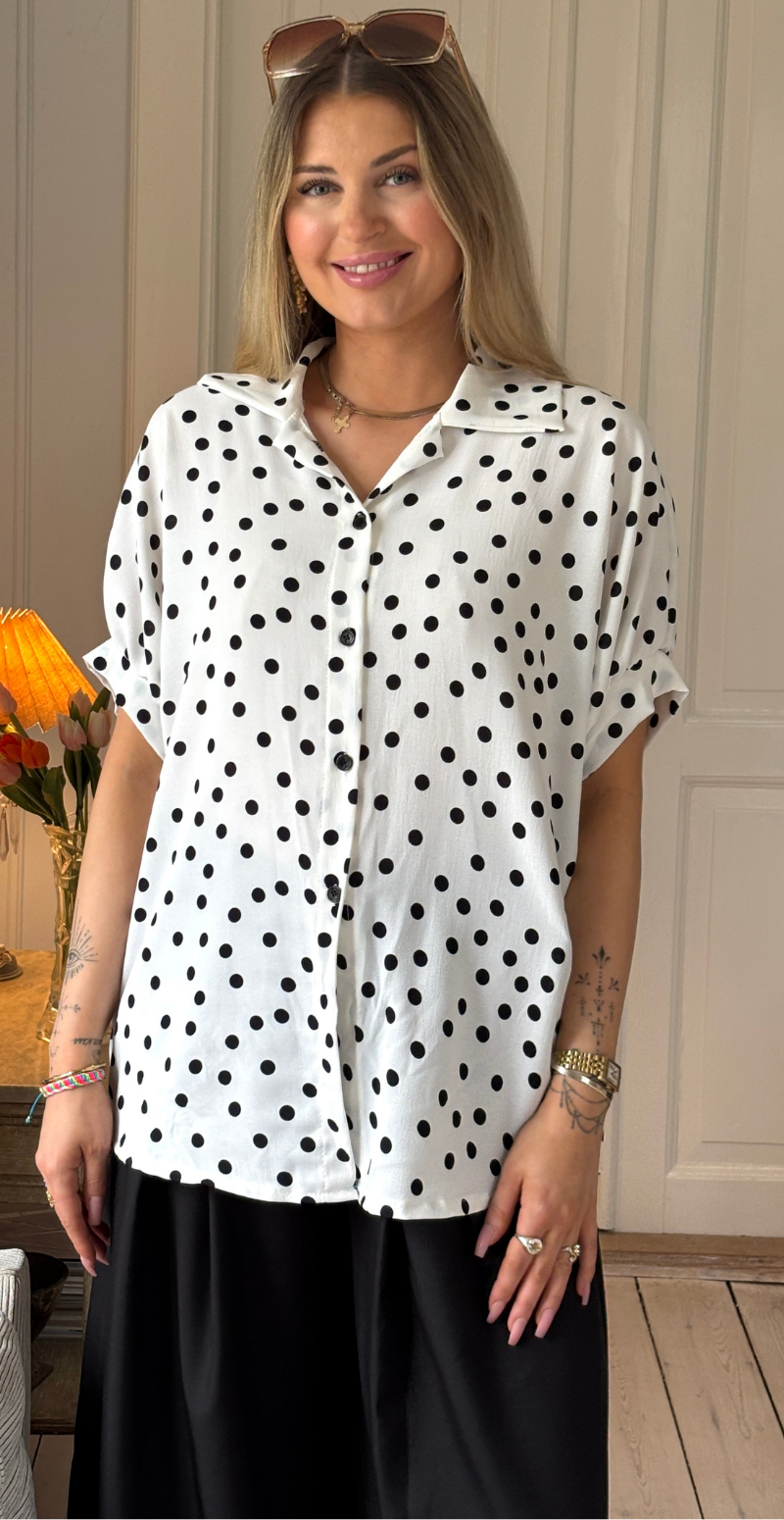 Nikolina skjortebluse med polkaprikker og spænde hvid LikeLondon