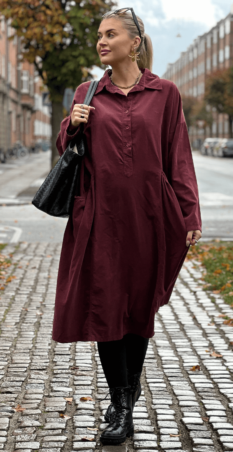 Yanna fløjlskjole med dybe lommer og stolpelukning bordeaux LikeLondon