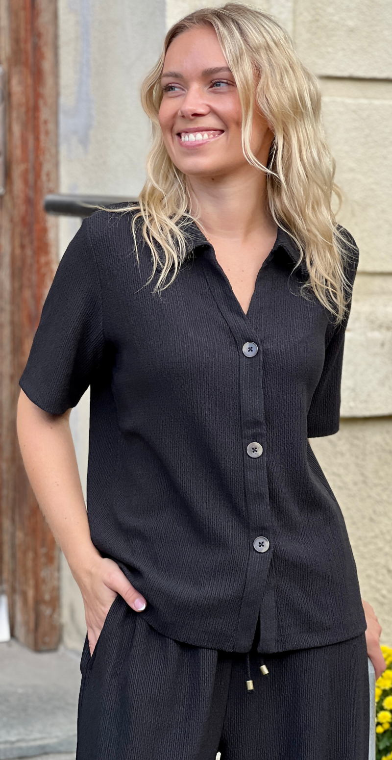 Veronika skjortebluse med struktur og hornknapper sort LikeLondon