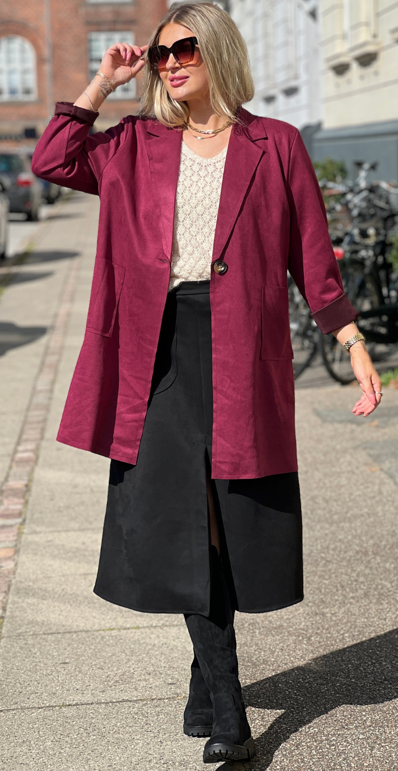 Kamella mellemlang jakke i ruskindslook wine LikeLondon