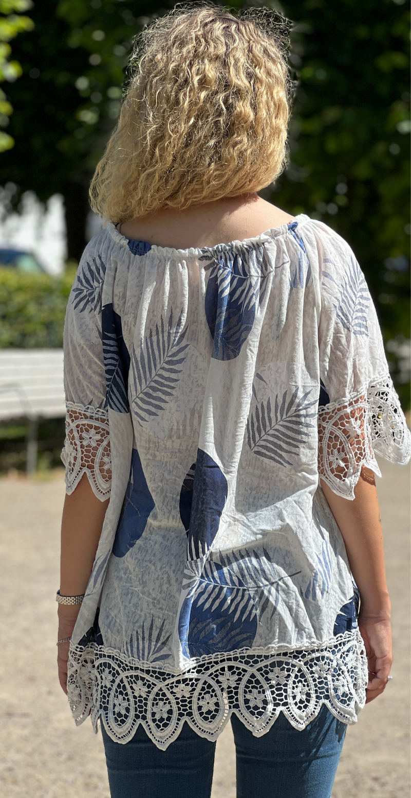 Ivalo bluse med bladmotiv og bred blondekant navy LikeLondon