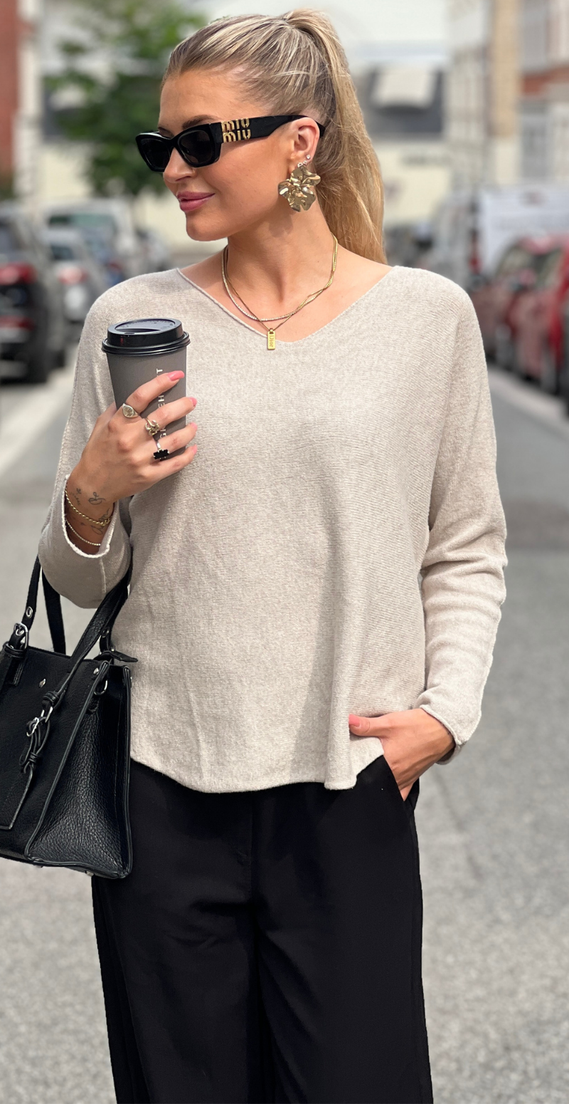Inga blød strikbluse med v-hals beige LikeLondon