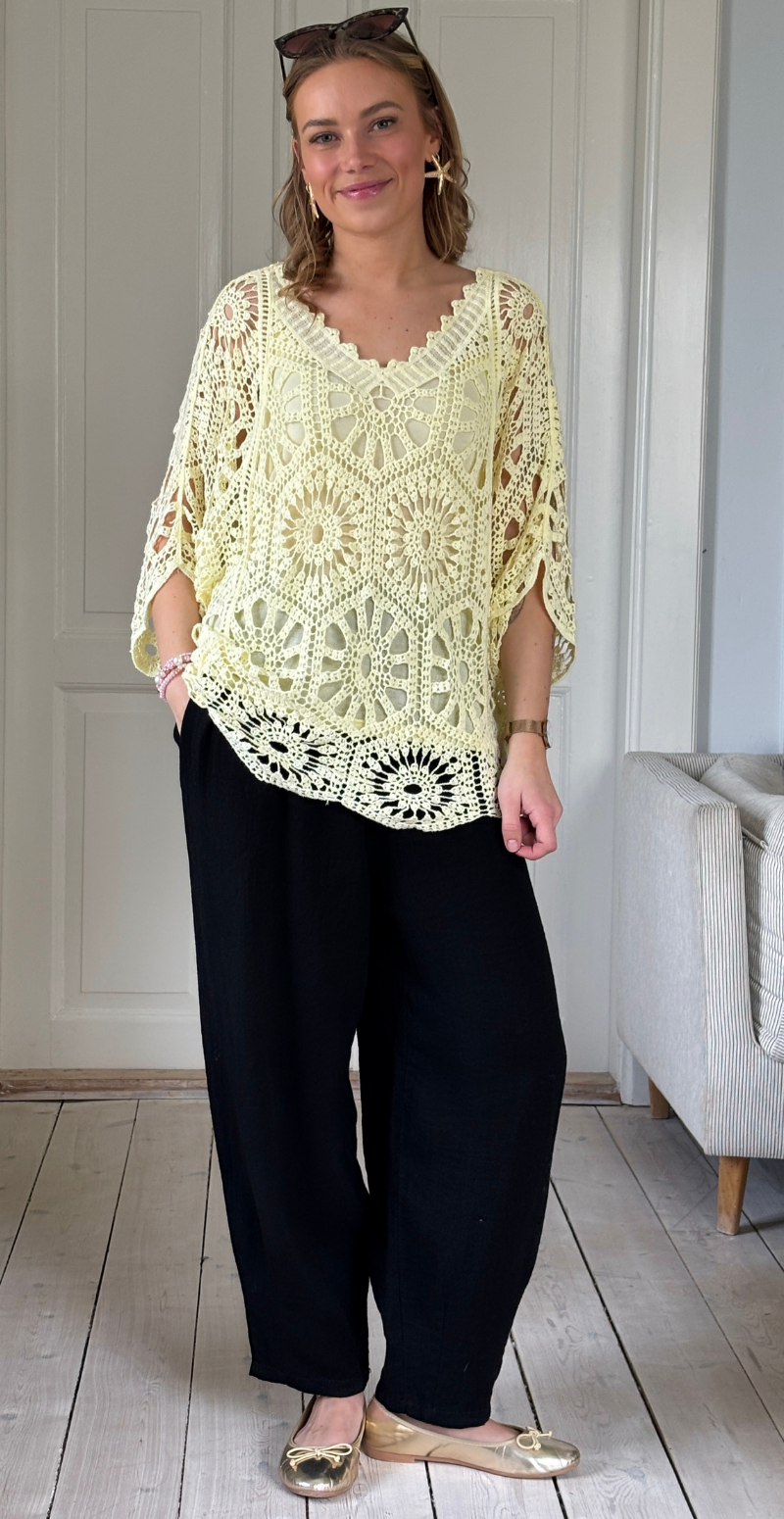 Cajsa hæklet bluse med v-hals og indertop gul LikeLondon