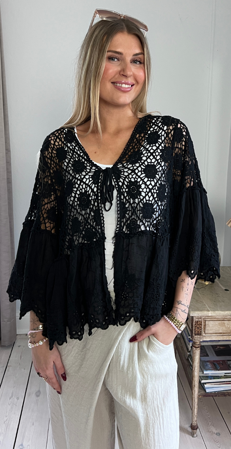 Carma hæklet bluse med blonder og bindelukning sort LikeLondon