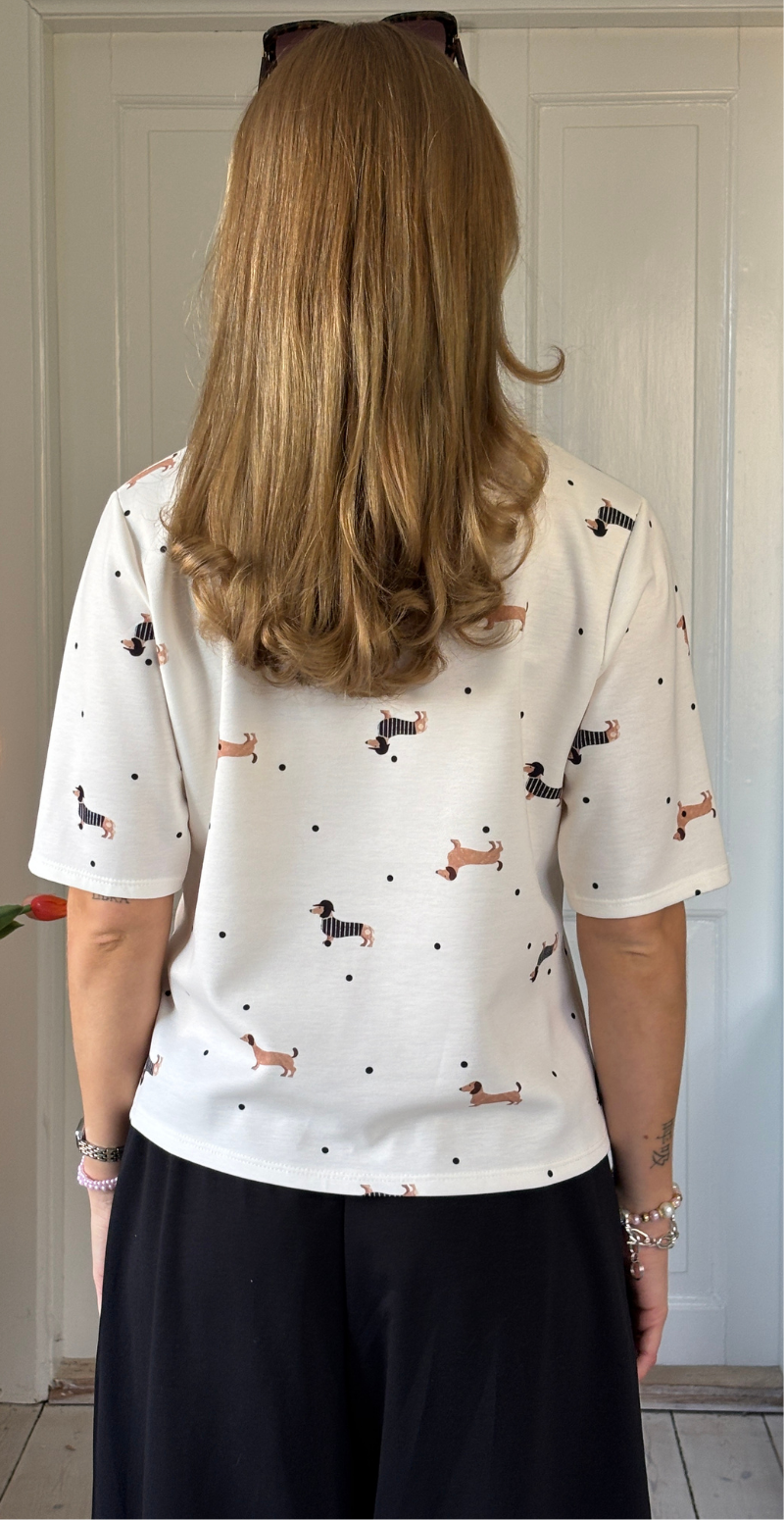 Bea kortærmet bluse med hundemotiv creme LikeLondon