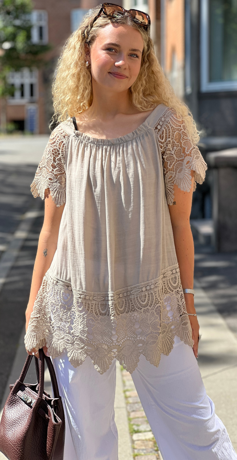 Birdie bluse med blondeærmer og bred blondekant beige LikeLondon