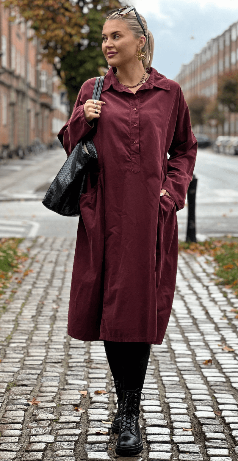 Yanna fløjlskjole med dybe lommer og stolpelukning bordeaux LikeLondon