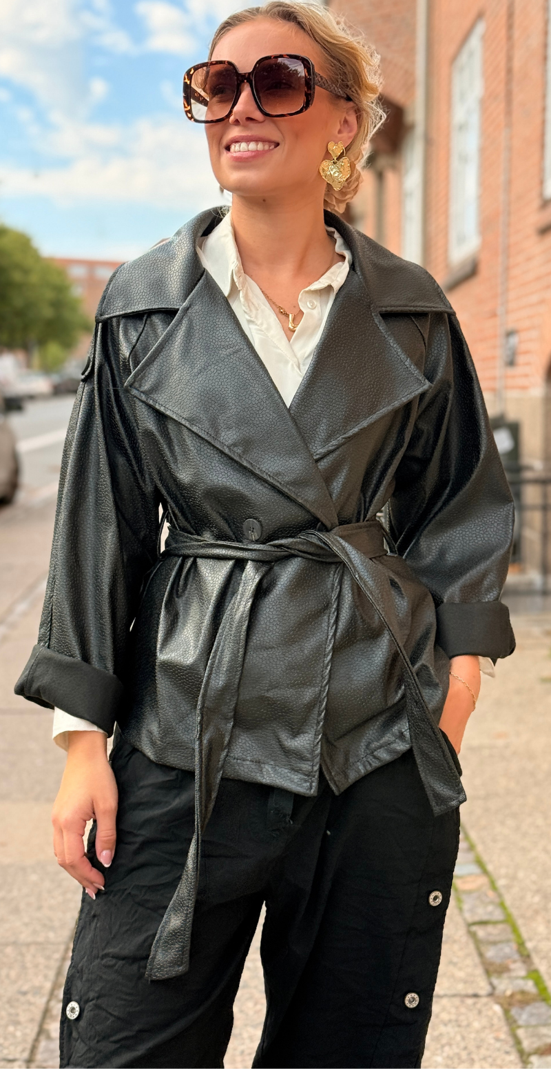 Lior læderjakke med bindebånd og knapper sort LikeLondon