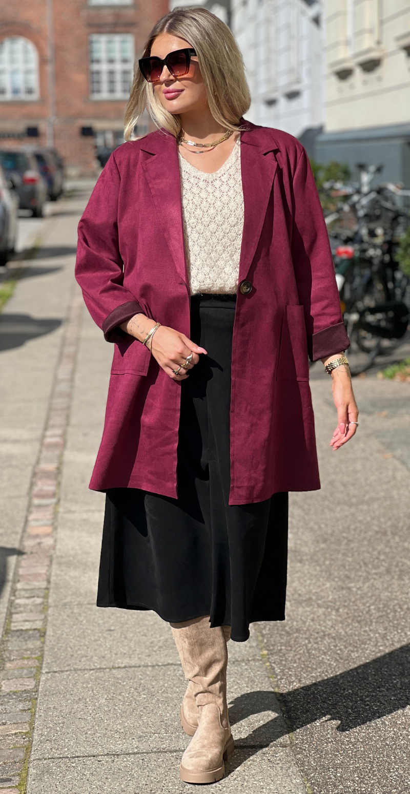 Kamella mellemlang jakke i ruskindslook wine LikeLondon