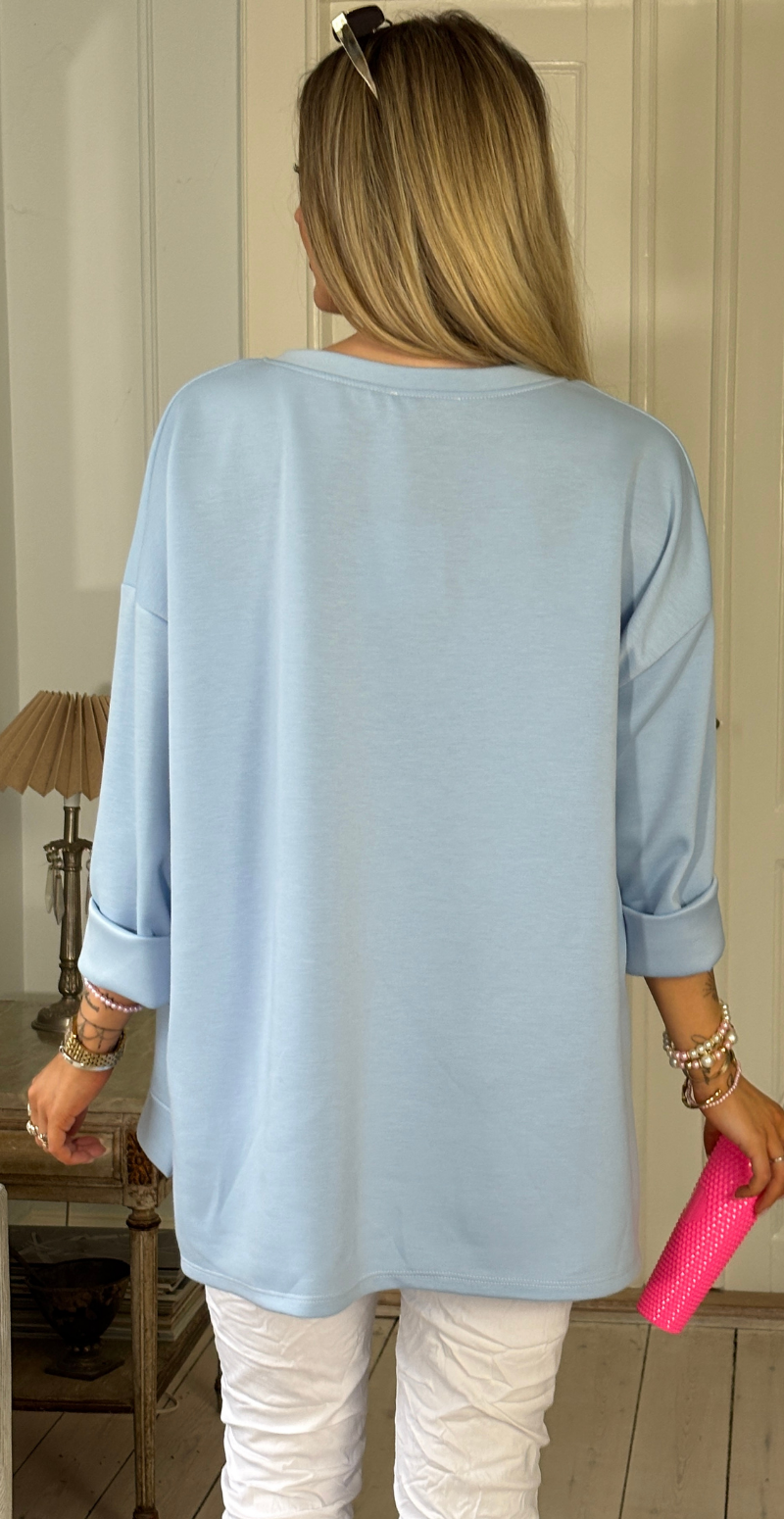 Wanda sweatshirt med rund hals og "ciao" lysblå LikeLondon