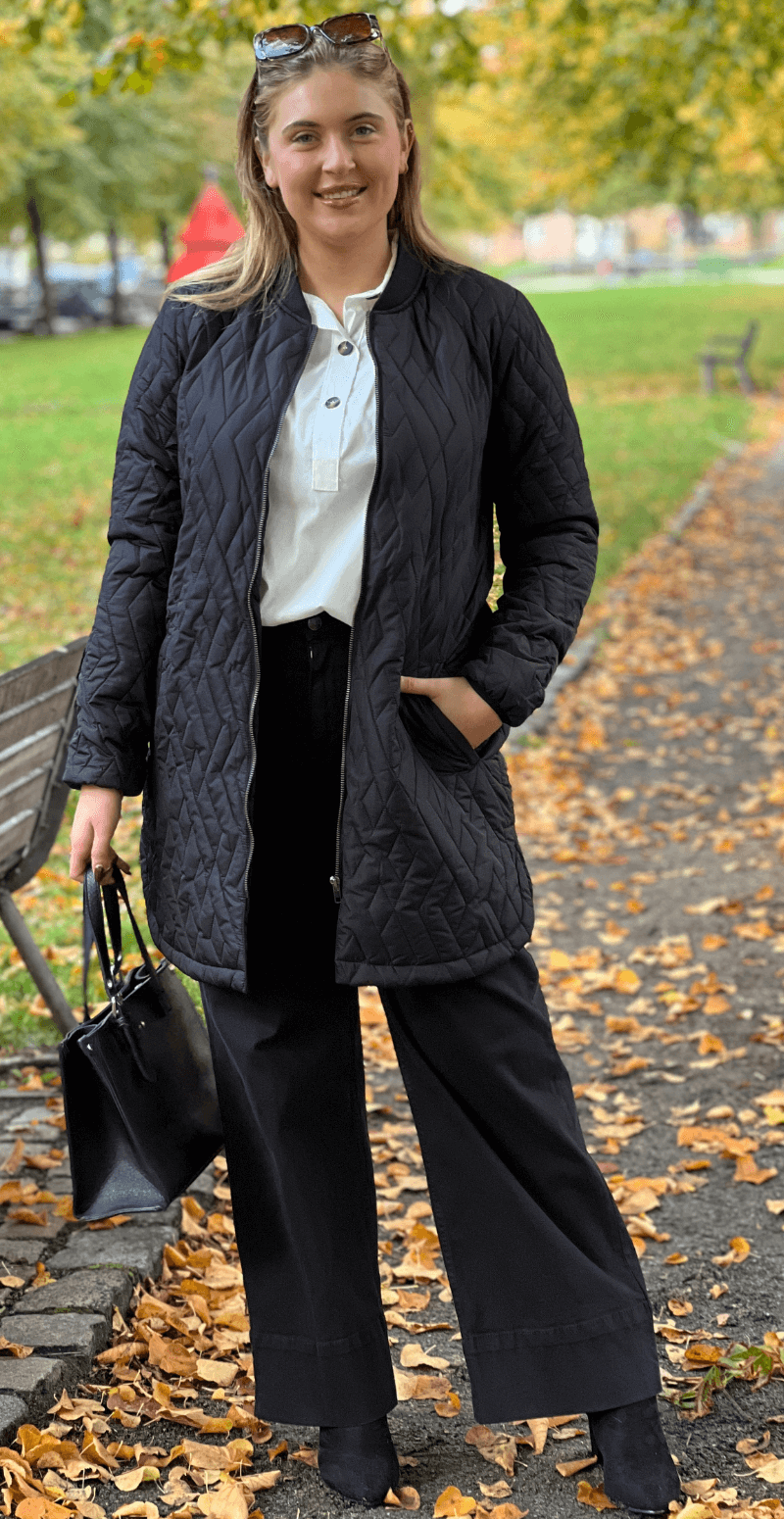 Quiltet jakke med lommer sort