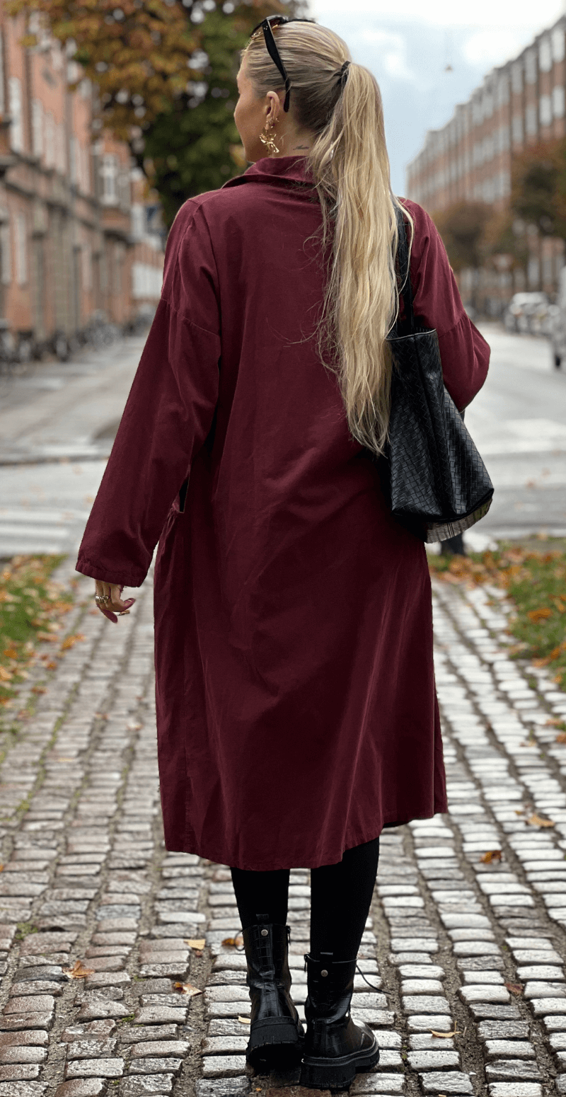 Yanna fløjlskjole med dybe lommer og stolpelukning bordeaux LikeLondon