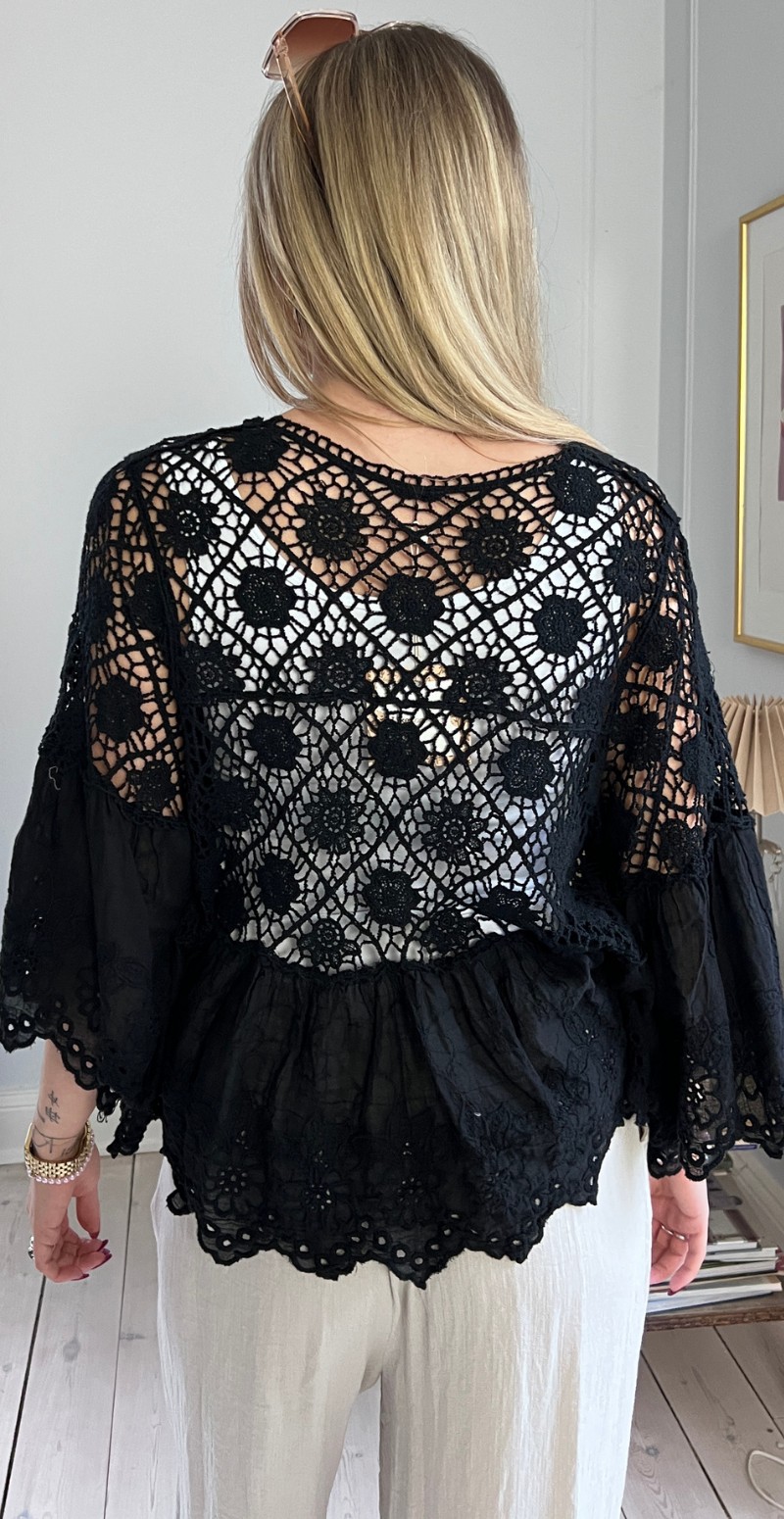 Carma hæklet bluse med blonder og bindelukning sort LikeLondon