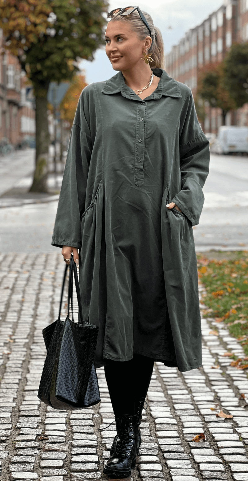 Yanna fløjlskjole med dybe lommer og stolpelukning khaki LikeLondon