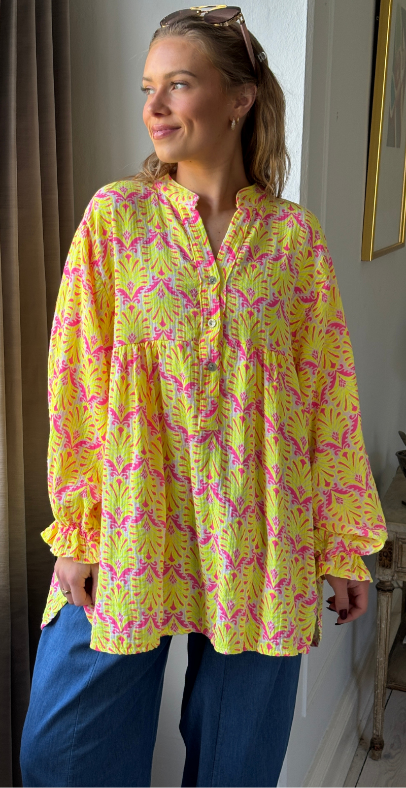 Frida mønstret bluse i musselin med vidde og overskæring gul LikeLondon