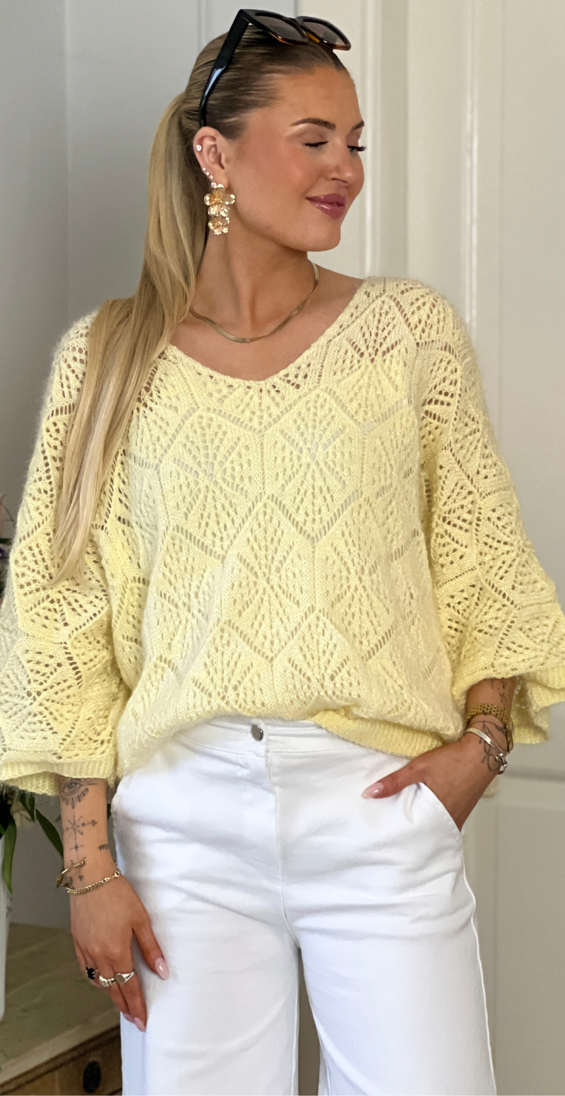 Gamma strikbluse med hulmønster gul LikeLondon