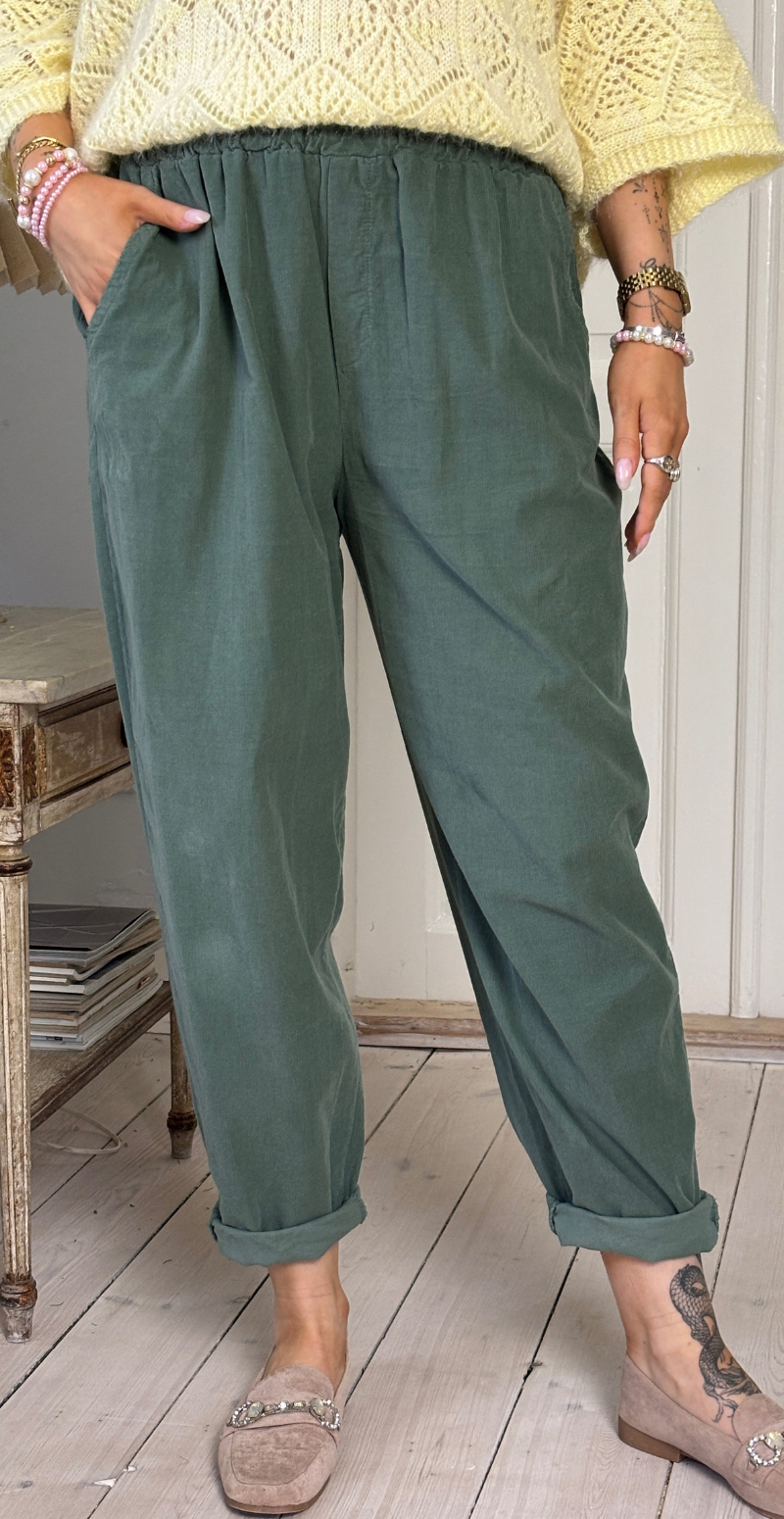 Erin fløjlsbukser med lommer og elastik i taljen light militare LikeLondon