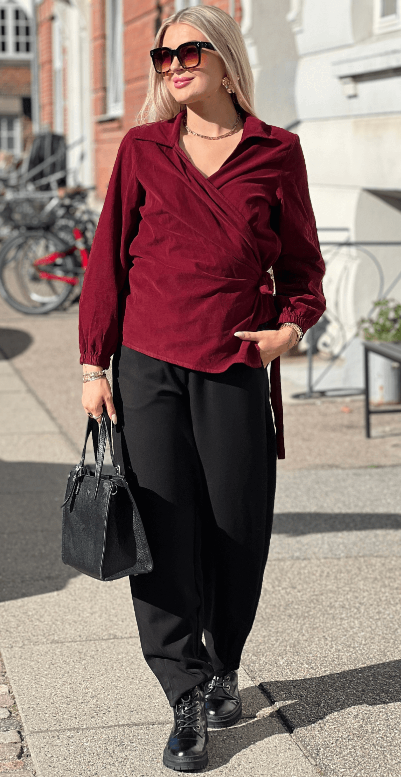 Jasmin fløjlsbluse med slå om detalje bordeaux LikeLondon